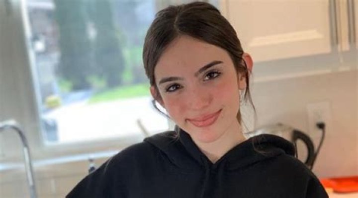 Gabriela Bee (Youtuber) Wikipedia, Biography, Age, Height, Weight, Measurements, Boyfriend, Net Worth, Facts